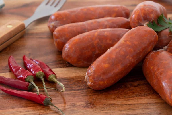 Chorizo Crudo Pequeño Una Tabla Cortar —  Fotos de Stock