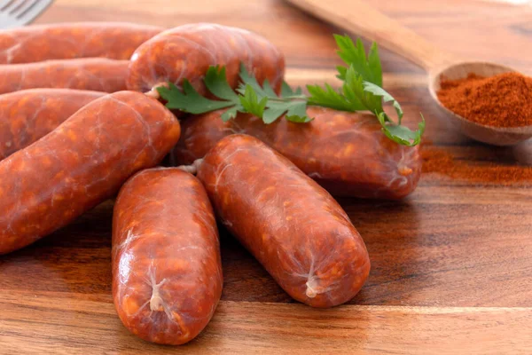 Małe Surowe Chorizo Desce Krojenia — Zdjęcie stockowe