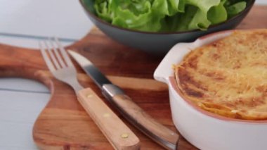 Kesme tahtasına yakın çekim lazanya tabağı.