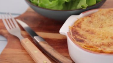 Kesme tahtasına yakın çekim lazanya tabağı.