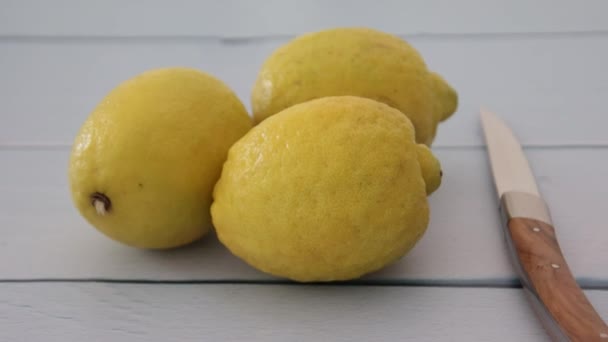 Кілька Жовтих Лимонів Крупним Планом — стокове відео