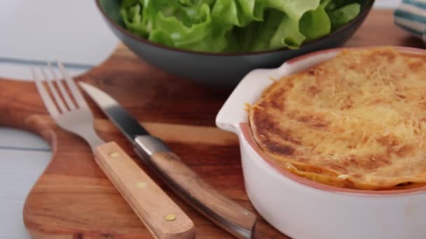 Maträtt Lasagne Närbild Skärbräda — Stockvideo