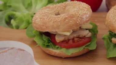 Ahşap arka planda hamburgerler, video