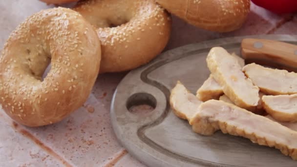 Frisch Gebackene Bagels Und Hühnerfilet Auf Einem Hölzernen Hintergrund Video — Stockvideo