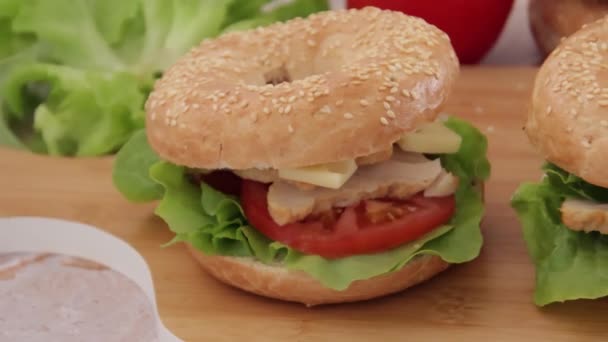 Ahşap Arka Planda Hamburgerler Video — Stok video