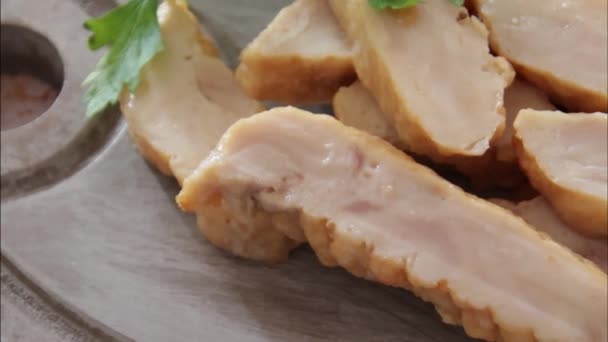 맛있는 닭고기 용기를 가까이 — 비디오