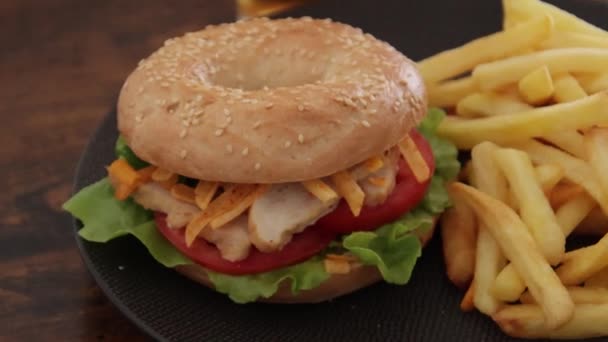 Hamburguesa Con Papas Fritas Mesa Vídeo — Vídeos de Stock