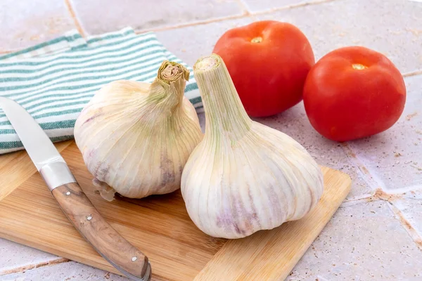 Kepala Bawang Putih Dan Tomat Close Papan Potong — Stok Foto