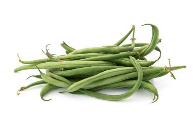 Beyaz arka planda izole edilmiş taze fasulye yığını