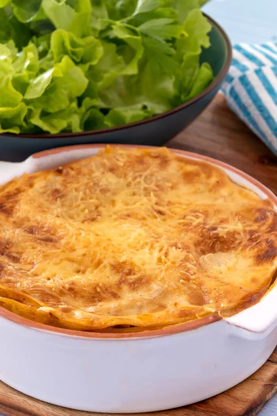 Schotel Van Lasagne Bolognese Salade Een Tafel — Stockfoto