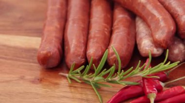 Izgarada çiğ merguez sosislerini yakın.