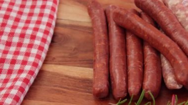 Izgarada çiğ merguez sosislerini yakın.