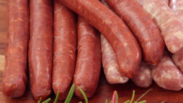 Menutup Dari Saus Merguez Mentah Pada Panggangan Barbekyu — Stok Video