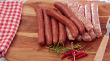Izgarada çiğ merguez sosislerini yakın.