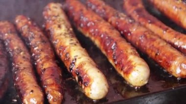 Plancha 'da sosis ve merguez pişirmek.