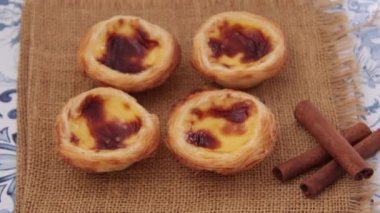 Çuval bezi üzerinde pasteis de nata