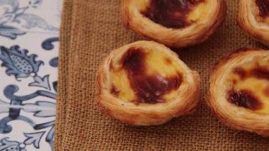 Çuval bezi üzerinde pasteis de nata