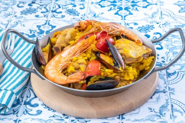 Paella tabağı masada.