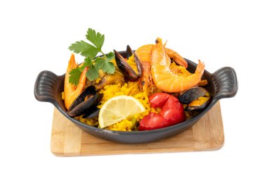 beyaz arkaplanda izole edilmiş paella yemeği