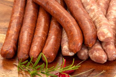 Çiğ sosis ve ızgarada merguez yakın.