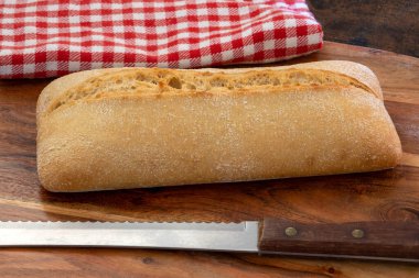 Kesme tahtasındaki ciabatta ekmeği