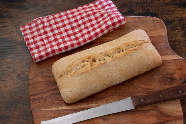 Pan Ciabatta Una Tabla Cortar — Foto de Stock