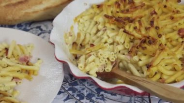 jambon ve peynirli makarna.