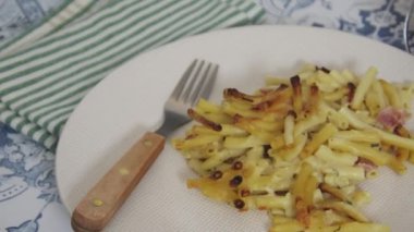 Bir tabak jambon ve peynirli makarna.