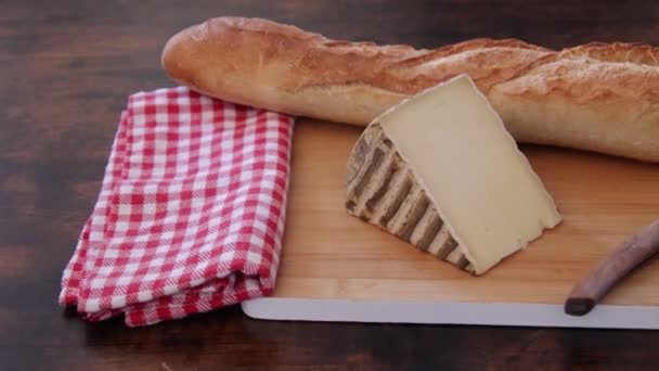 Bir Dilim Dağ Tomurcuğu Peyniri Yakın Çekim — Stok video
