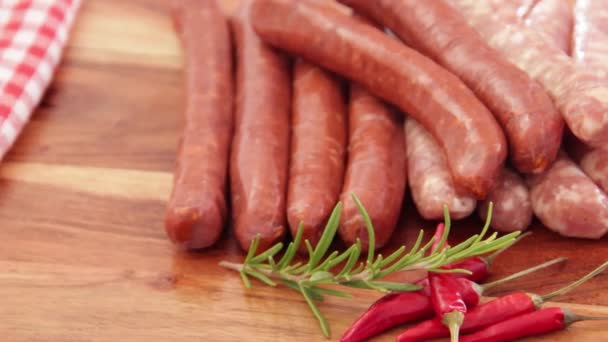 Zblízka Merguez Párky Dřevěné Desce — Stock video