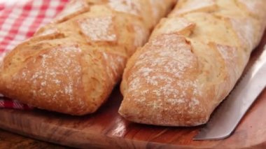 Tahta bir masada taze pişmiş ekmek.