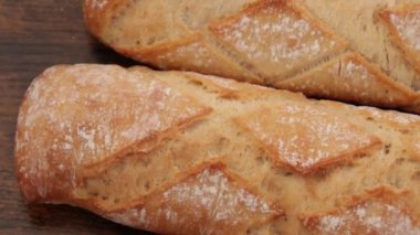 Tahta bir masada taze pişmiş ekmek.