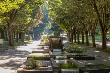 Güzel yaz parkındaki çeşme