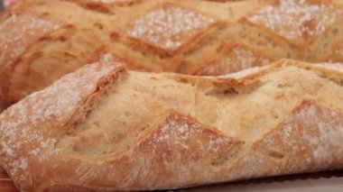 Tahta bir masada taze pişmiş ekmek.