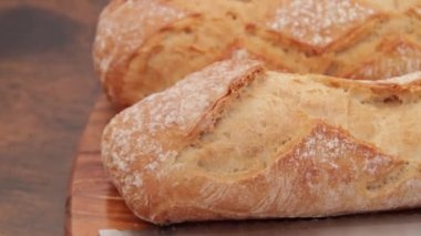 Tahta bir masada taze pişmiş ekmek.