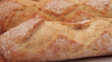 Tahta bir masada taze pişmiş ekmek.