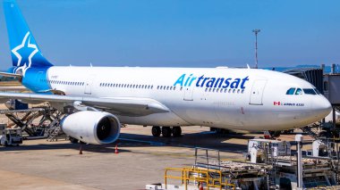 Air Transat uçağı bir havaalanının pistinde.