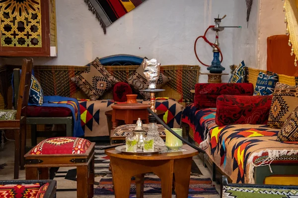 Bir Tunus kafesinin içinde çay ve shisha ile