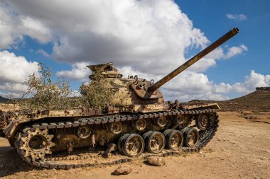 Tunus Çölü 'nde 2. Dünya Savaşı' ndan kalma Alman tankı enkazı.