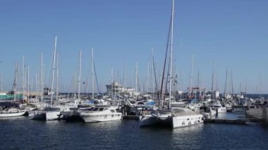 Limandaki teknelerin görüntüsü 