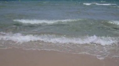 Kumlu sahil ve deniz dalgaları