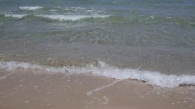 Kumlu sahil ve deniz dalgaları