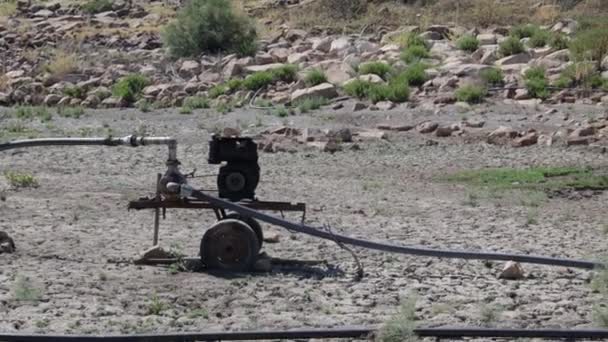 Water Pump Edge Pond Tunisia — Stockvideo