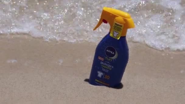 Nivea Sun Brand Sunscreen Spray Beach — Video Stock