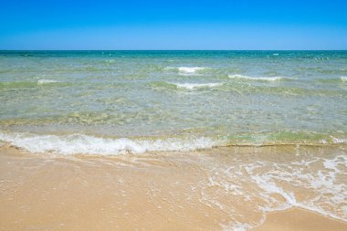 mavi gökyüzü ile güzel deniz plajı