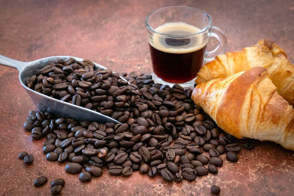 Cup Coffee Roasted Coffee Beans Croissants Table — Stockfoto