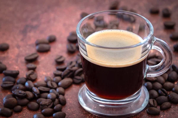 Šálek Kávy Pražených Kávových Zrn Tmavém Pozadí — Stock fotografie