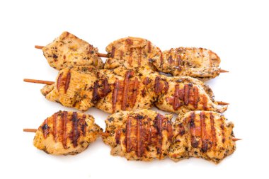 Beyaz arka planda izole edilmiş şişler üzerinde ızgara tavuk eti.