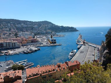 Deniz sahili ve kırmızı çatıları olan Akdeniz kasabasının havadan görüntüsü.