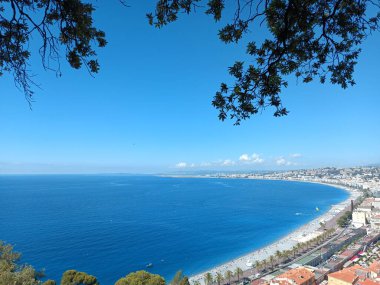 Deniz sahili ve kırmızı çatıları olan Akdeniz kasabasının havadan görüntüsü.
